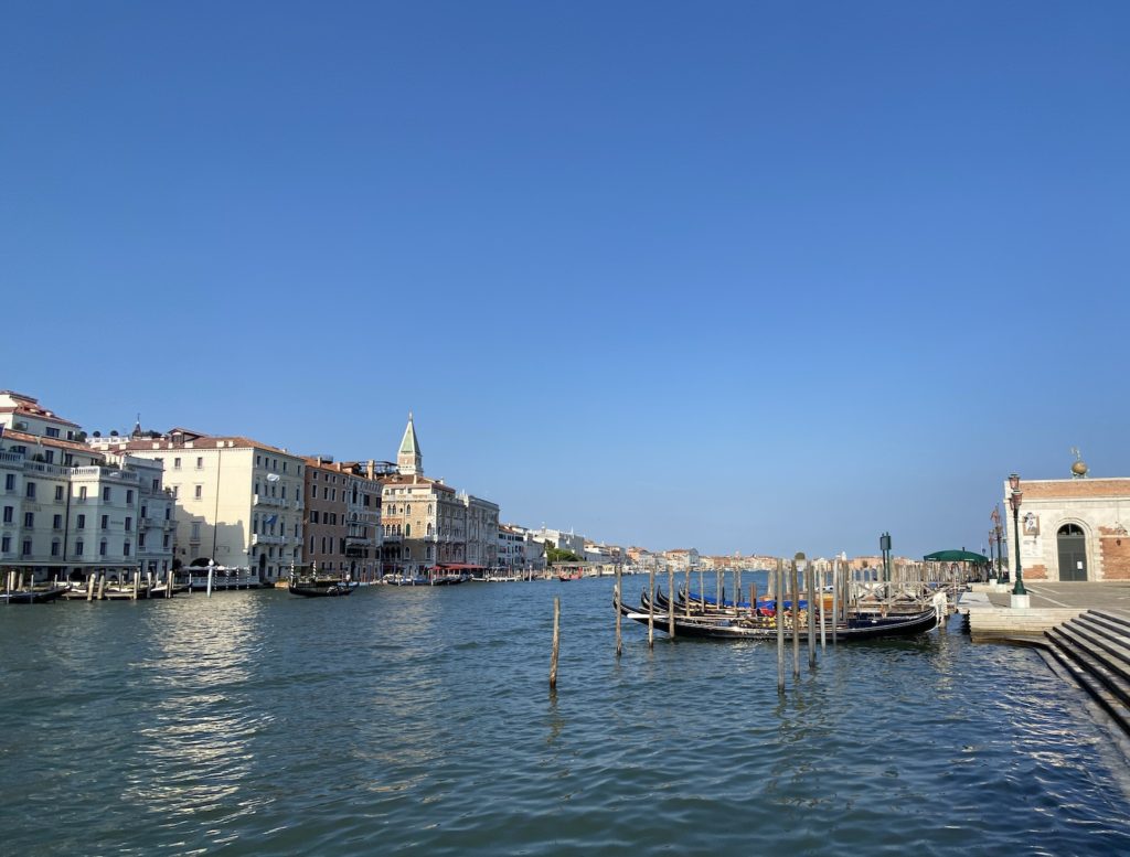 Vista del canal de Venecia desde la iglesia de Santa Lucia