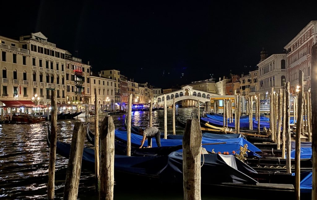 Vista nocturna de Venecia