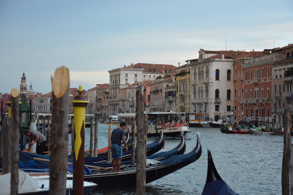Góndolas y vaporetto en el Gran Canal de Venecia