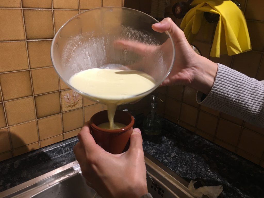 Rellenamos los vasitos con la nata