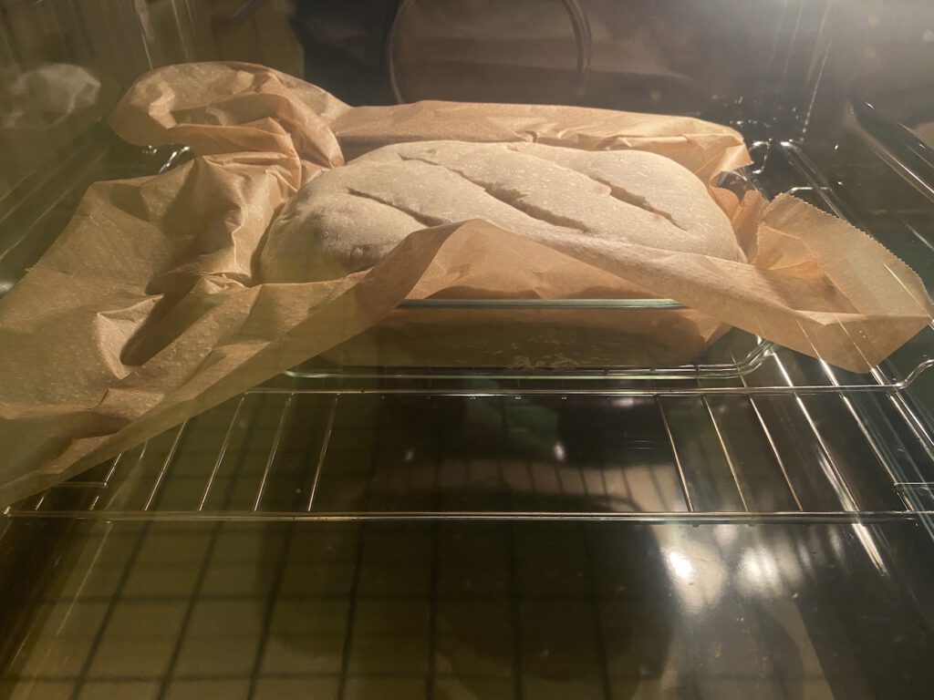 La masa del pan de masa madre ya en el horno