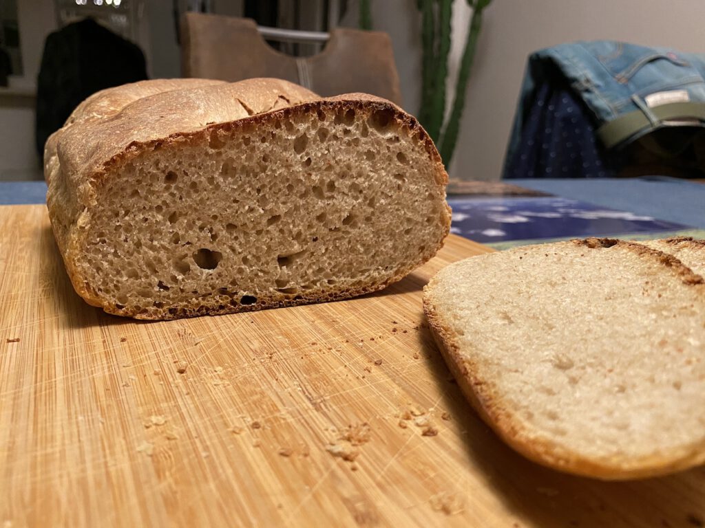 Corte lateral de pan casero de masa madre