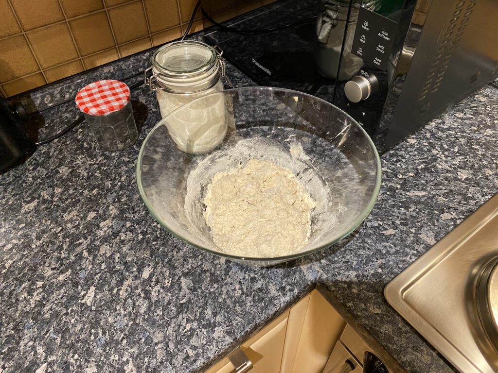 Mezcla de masa madre con harina en la elaboración de pan de masa madre